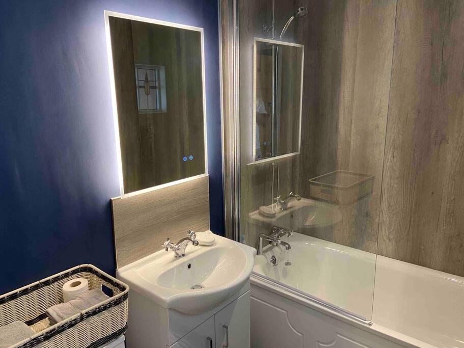 Couples Getaway, With Mountain Views/Dog Friendly Villa Crickhowell Exteriör bild