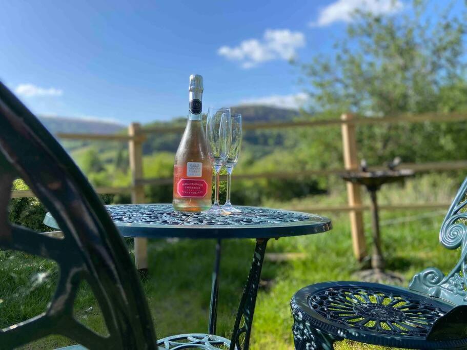 Couples Getaway, With Mountain Views/Dog Friendly Villa Crickhowell Exteriör bild